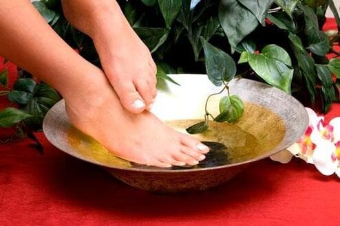 Before using an antifungal agent, toenails must be steamed. 