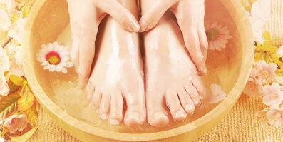 Bath for nail fungus treatment